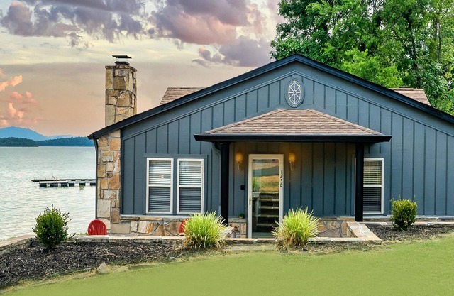 Lakeside Cottage (3-Bedroom) by RedAwning