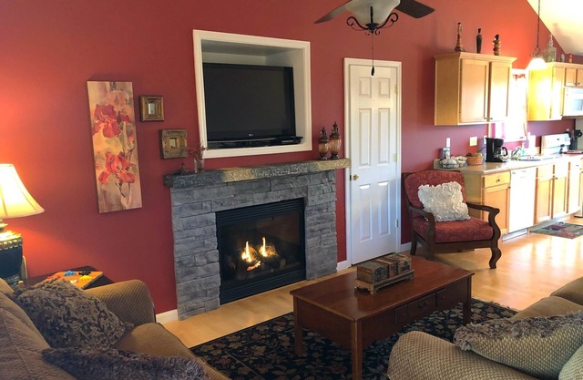 Lakeside Cottage - upgraded hot tub! - near KY Bourbon Trail