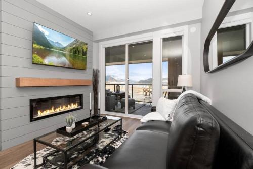 Lakeside Escape at the Oasis