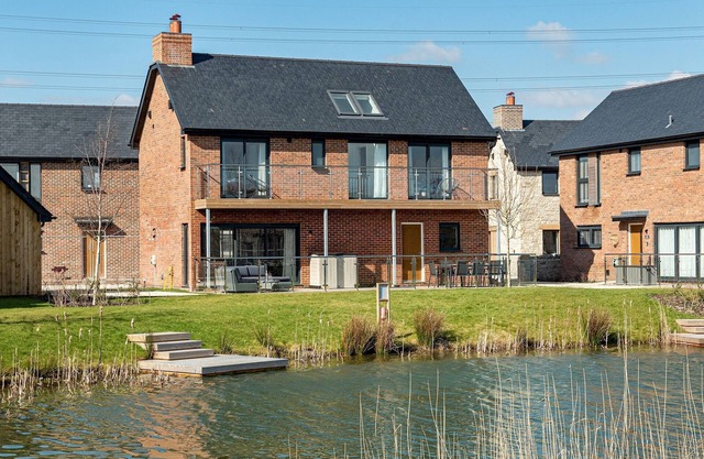 Lakeside, family friendly property (OI23)