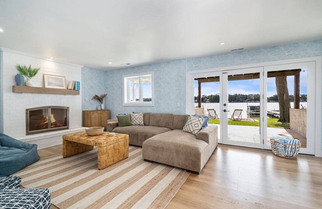 Lakeside Getaway -Hot Tub Fire Game Room Sleeps 16