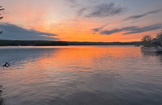 Lakeside Home: Pet-Friendly Retreat with Breathtaking Sunsets
