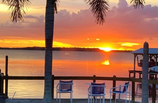 Lakeside Inn and Cafe