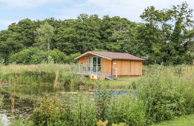 LAKESIDE LODGE, pet friendly, with a garden in East Harling