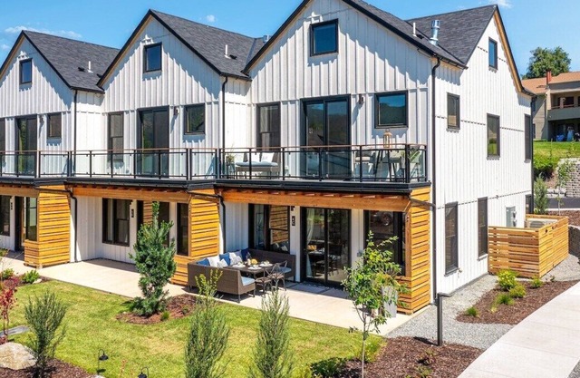 Lakeside Luxury boasts 2,002q.ft of New Construction at Wapato Point Resort on Lake Chelan