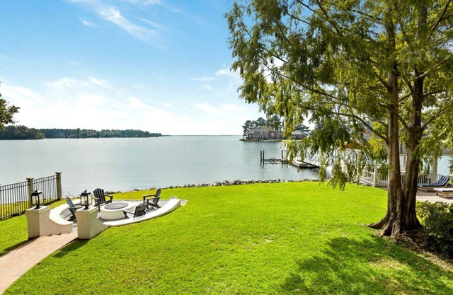 Lakeside Manor | Sleeps 10 | Pool Table & Playroom