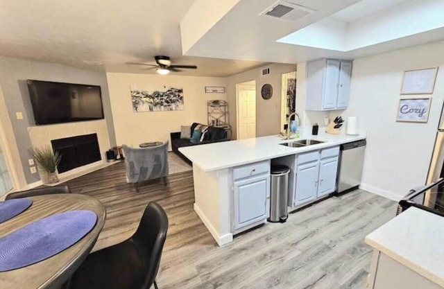 Lakeside Modern and peaceful Condo!