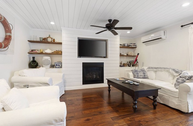 ❥ Lakeside Retreat: Newly Remodeled 2BR Home, Sleeps 6 - 10970!