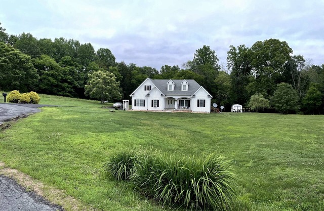Lakeside Retreat with Private Dock w/Kayaks and Paddle-boards! Boat Slip too!