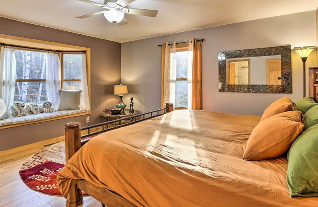 Lakeside Sarona Home: Private Dock & Fire Pit!