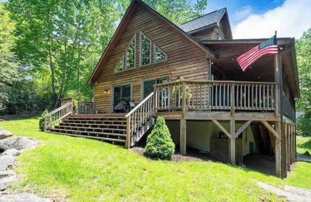 Lakeside w/hot tub, porch, pool table, fireplace, 2 king suites 1mile to resort