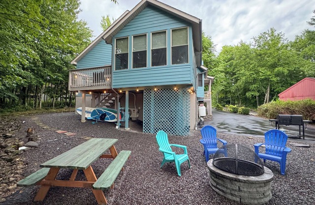 Lakeside Winter Poconos Retreat - 3 BR, Water Views, & Winter Activities