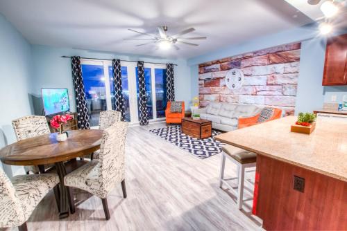 Laketown Wharf Resort 416 By Aneliya