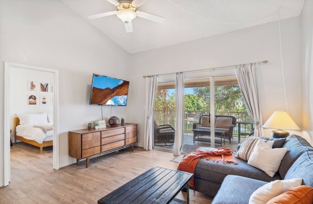 LAKEVIEW CONDO! Walking Paths, Pickleball, Pool/Spa