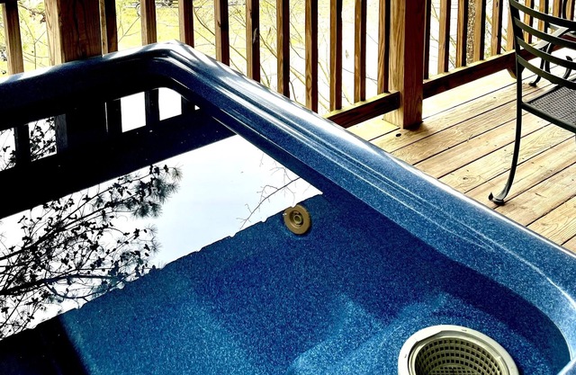 Lakeview cottage on Lake Greeson with private hot tub!!