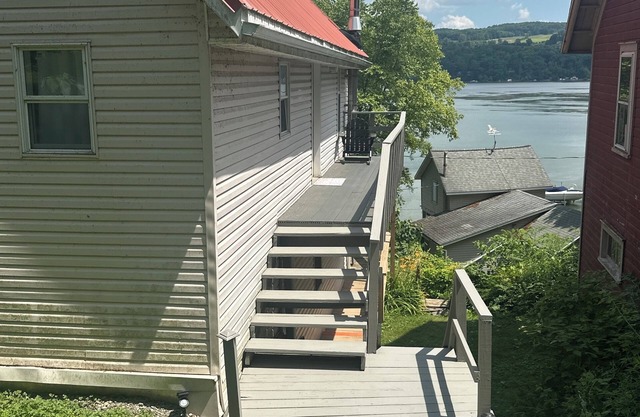 Lakeview Crooked Cascade Cottage on Owasco