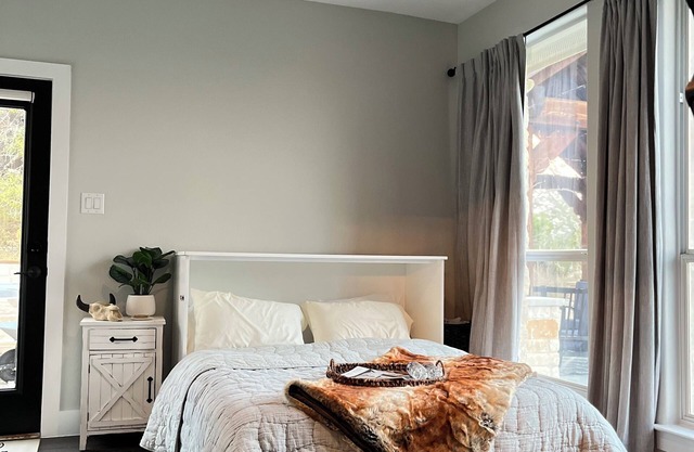 Lakeview Escape; Charming 1-bedroom with entertainers' backyard
