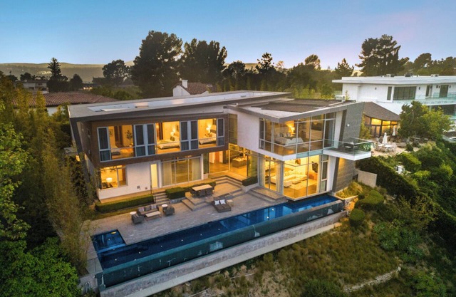 Lakeview Estate - A Contemporary Estate with Panoramic Views