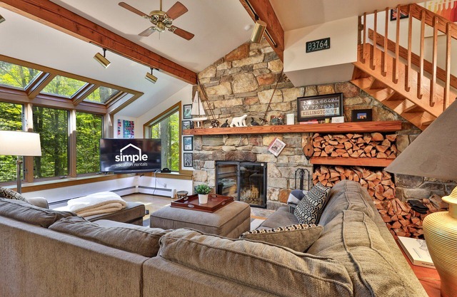 Lakewood Lodge: 4BR/2.5BA Killington Home | Private Hot Tub, Wood Fire, Kent Pond & EV Charging