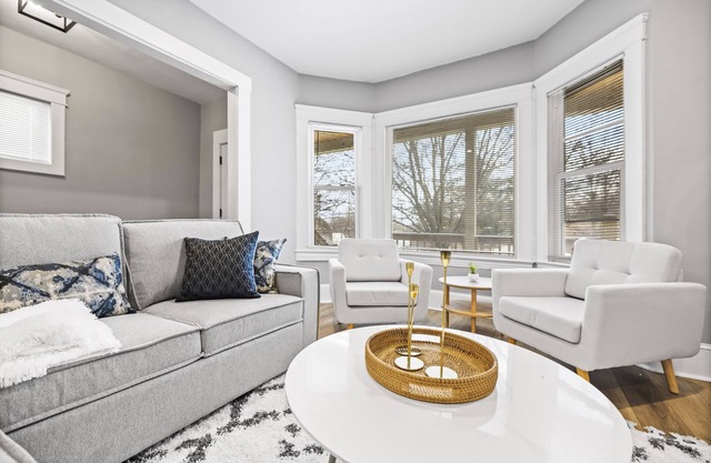 Lakewood Modern 2 beds mins from DTCLE