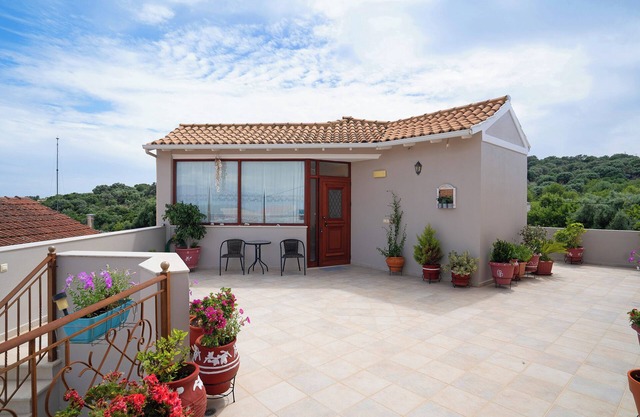 "Lakis Apartment" with Sea View, Garden, Terrace & Wi-Fi