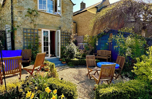 LAMORNA COTTAGE, pet friendly, with open fire in Chipping Norton