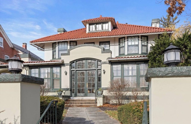 Lancaster Heritage Estate: 10BR Getaway w/Fireplaces, Koi Pond & EV Charger