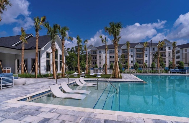 Landing at Palmhouse - 2 Bedrooms in Rolling Hills