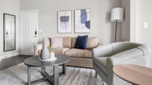 Landing at Residences at River Park West - Richmond