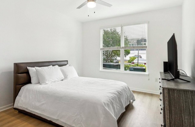 Landing | Beautiful 1BD, Pool, Clubhouse