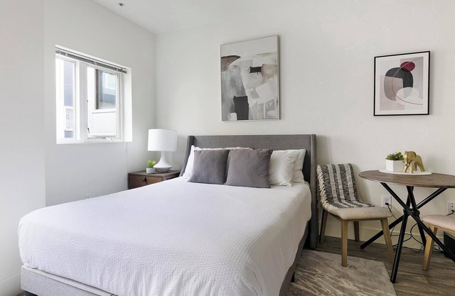 Landing | Chic Studio, Gym, Courtyard