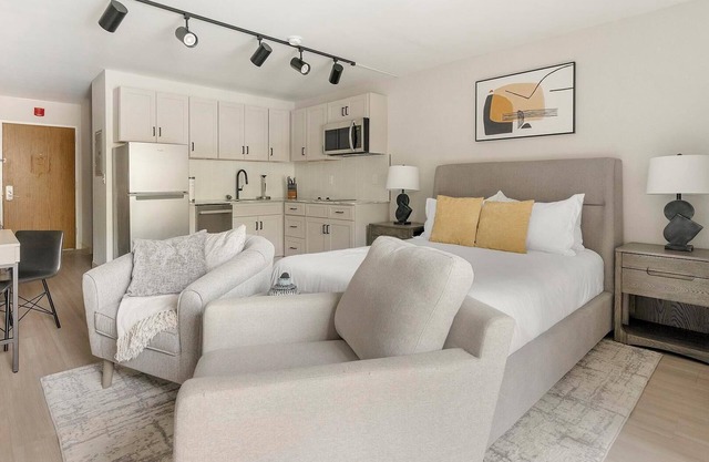 Landing | Incredible Studio, Pool, Gym