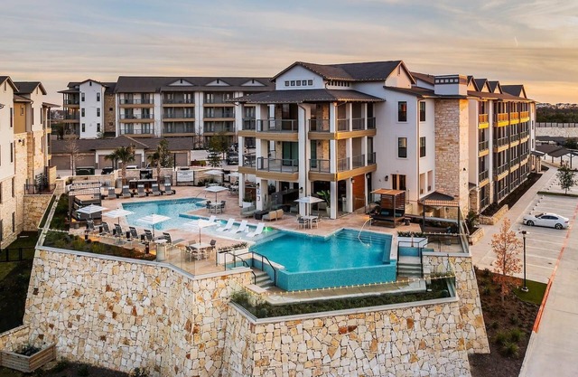 Landing | Modern 1BD, Clubhouse, Pool