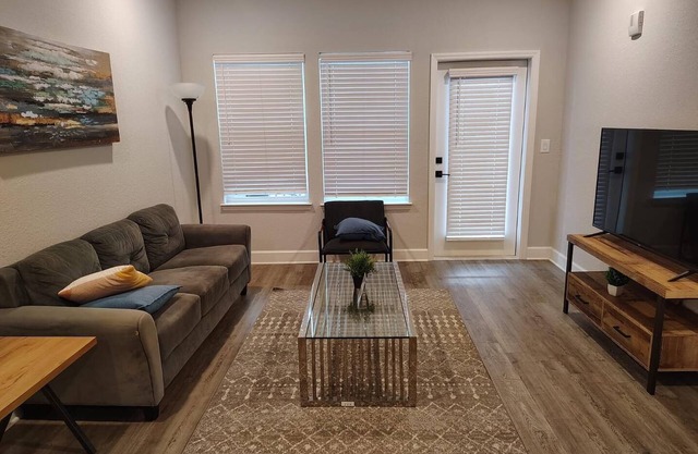 Landing | Modern 1BD, Gym, Pool