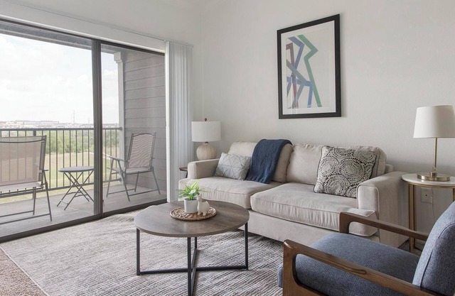 Landing | Modern 2BD, Clubhouse, Pool