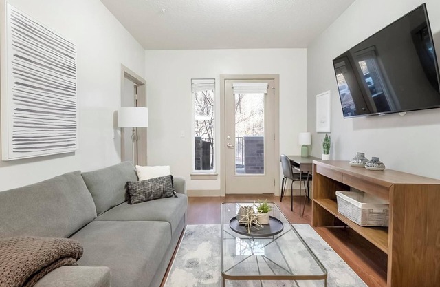 Landing | Stunning 1BD, Gym, Pool