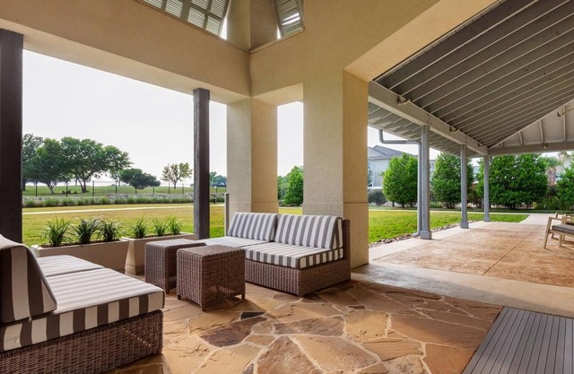 Landing | Stunning Studio, Pool, Gym