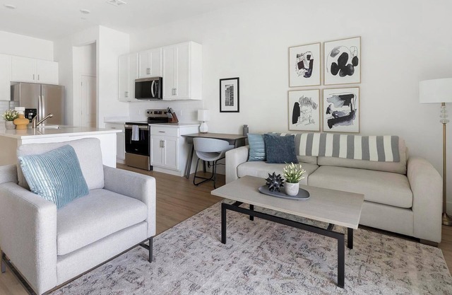 Landing | Stylish 2BD, Pool