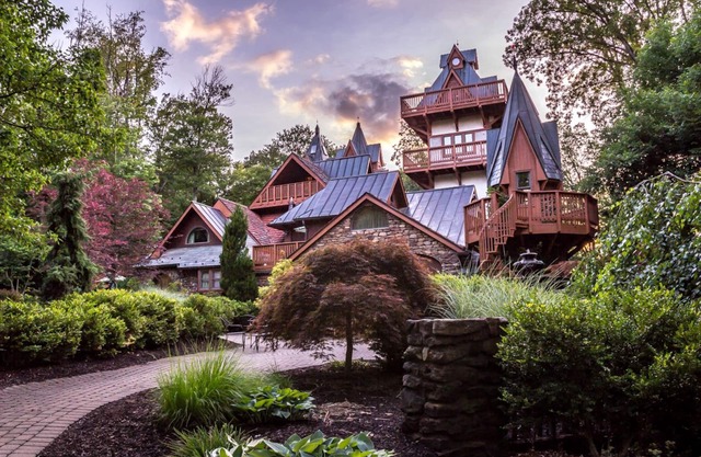 Landoll's Mohican Castle