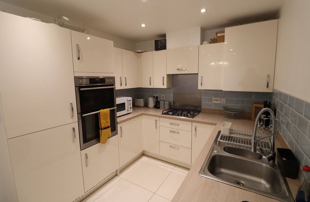 Langley Luxurious Four Bedroom House with Games Room