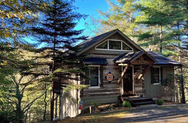 Lansing NC , near West Jefferson and Boone NC, secluded log cabin getaway