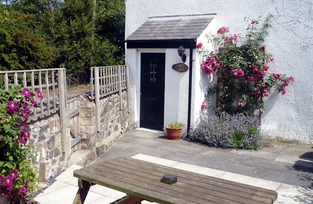 Larch Cottage - Two Bedroom House, Sleeps 3