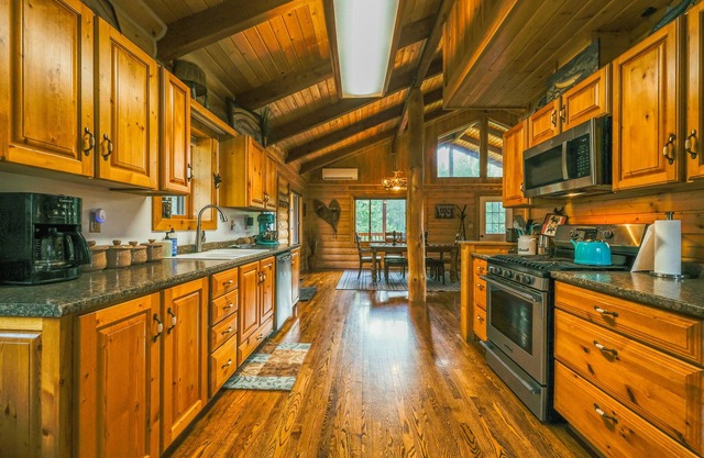Larch Lodge – 3 BDR Secluded Log Cabin & Pet Friendly!