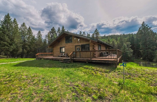 Larch Lodge – Secluded Cabin!