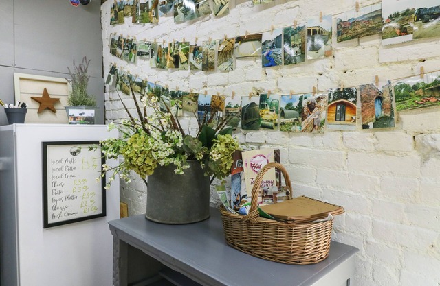 LARCH, romantic, character holiday cottage, with a garden in Rocester