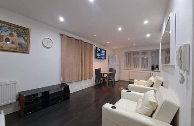 Large 1 bdr penthouse. 1min to shops. 3min to tube