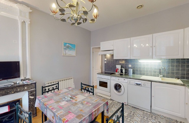 Large 1-bedroom T2 on Etigny lane, ideal for vacationers and curists.