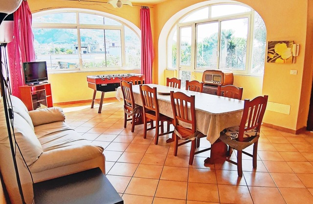 Large 120 sq m independent apartment, 2 bedrooms, double living room and terrace.