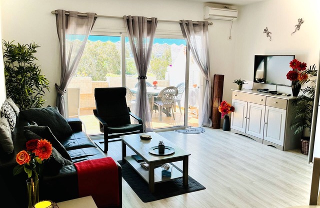 Large 2 bedroom apartment. Puerto de Mogan. ROOF-TOP POOL. UK TV, WiFi, Netflix.