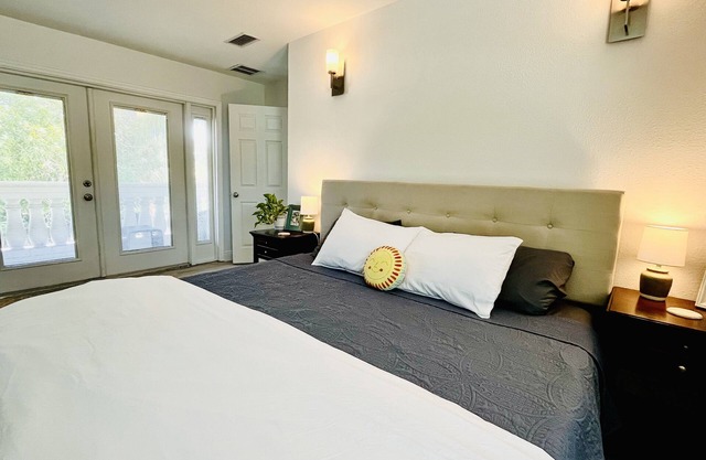 Large 2 Bedroom Suite with Secret Garden—5 min from downtown!